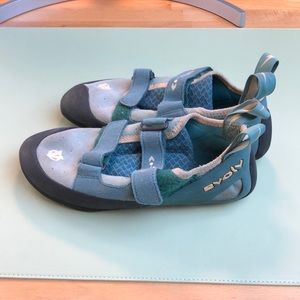 Women’s rock climbing shoes. Elektra by Evolv.